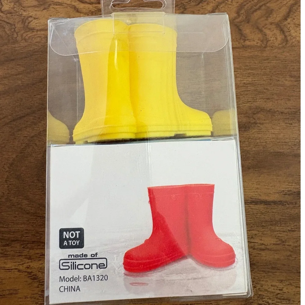 Winnif Wet Booties Yellow Toothbrush Holder New in Box Bathroom Decor Kids Child